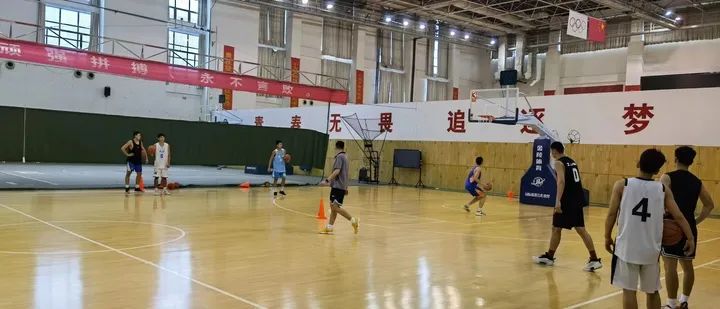 青少年篮球爱好者如何提高接球技巧?_1